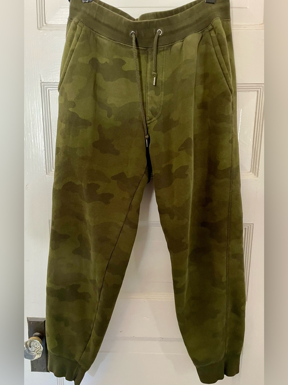 Women’s Uniqlo Olive Green Camo Jogger Pants, Size Medium